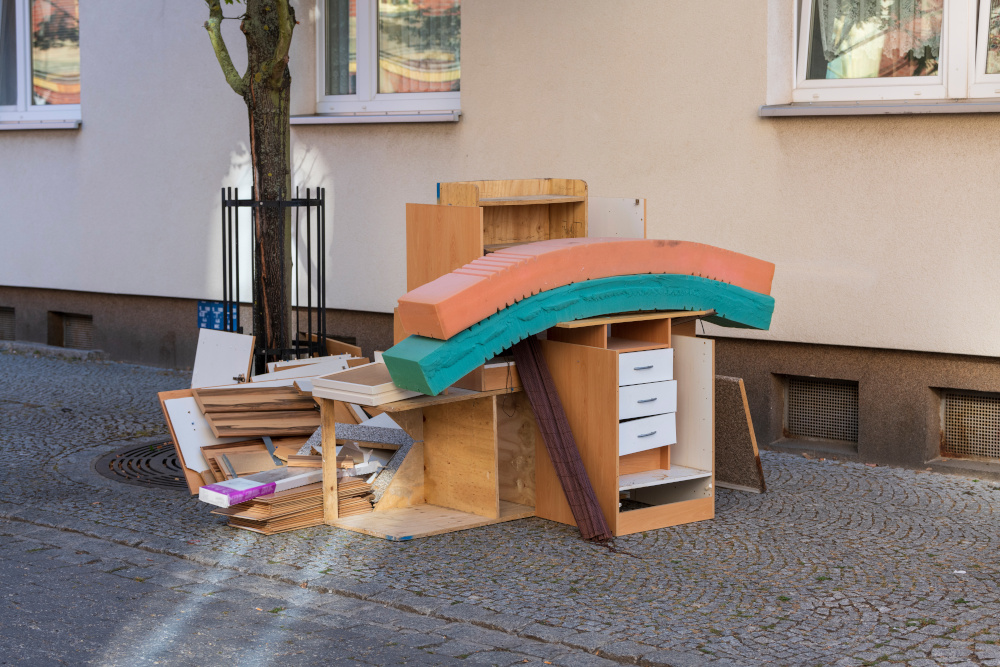 Sperrmüll auf dem Gehweg